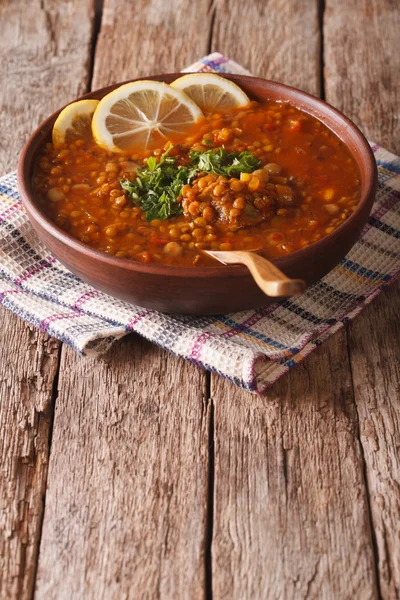 Sopa marroquina grossa em uma tigela na mesa. vertical — Fotografia de Stock