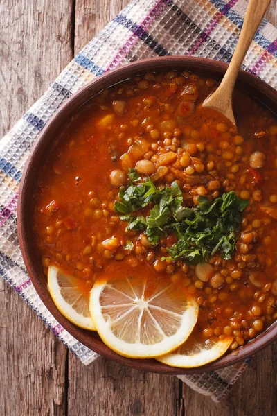 Arabische keuken: Harira soep in een kom close-up. verticale top vie — Stockfoto