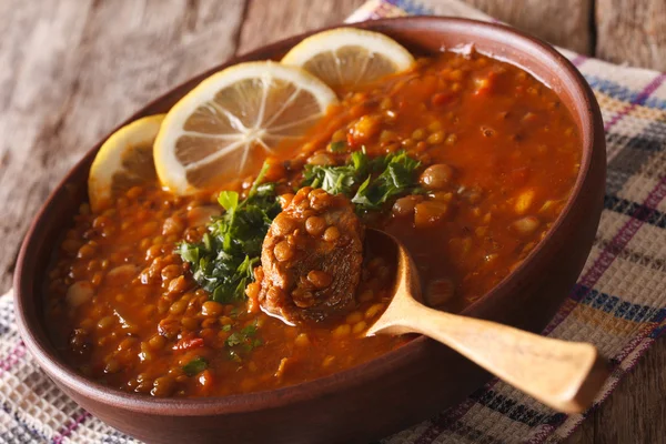 Арабська кухня: Harira суп в миску макро. горизонтальні — стокове фото