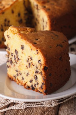 Bir parça çikolata damla makro bir plaka ile bisküvi pastası. Ve