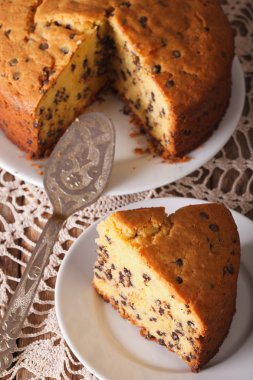 Alman sünger kek çikolata damla yakın çekim ile bir pla dilimlenmiş