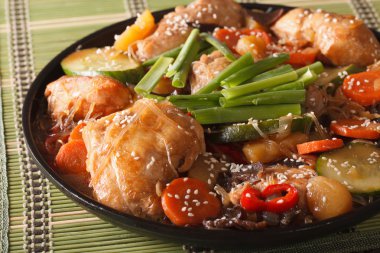 Kore yemeği jjimdak: tavuk sebze yakın çekim ile ihtiva eder. Ho