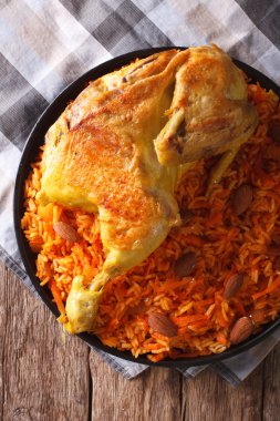 Kabsa - sebze ve tavuk yakın çekim acılı pirinç. vertica