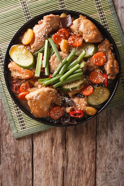 Η κορεατική κουζίνα jjimdak: βρασμένο κοτόπουλο με λαχανικά. κάθετη στην — Φωτογραφία Αρχείου