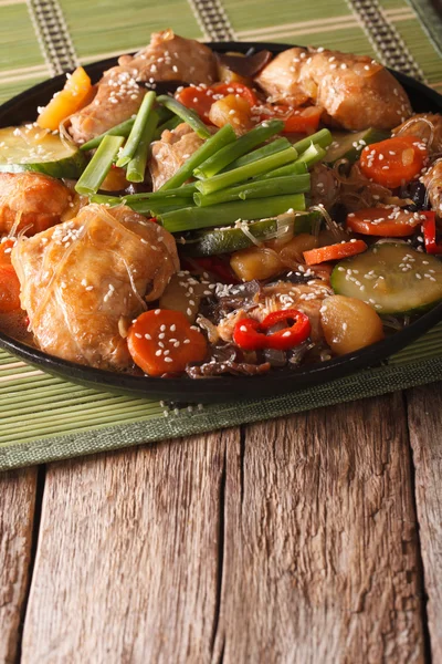 Comida coreana de pollo estofado con verduras de cerca. vertical — Foto de Stock