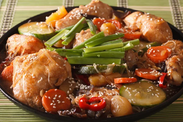 Andong jjimdak de pollo estofado con verduras de cerca. Horizonte —  Fotos de Stock