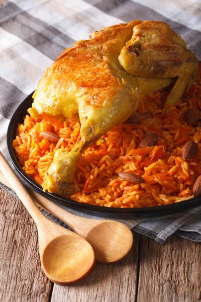 Kabsa - arroz picante con verduras y pollo de cerca. Vertica — Foto de Stock