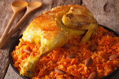 Geleneksel Arap yemekleri: tavuk closeup ile kabsa. Yatay