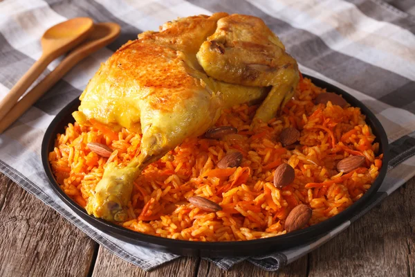 Арабская кухня: кабса с курицей и миндалем крупным планом на тарелке . — стоковое фото
