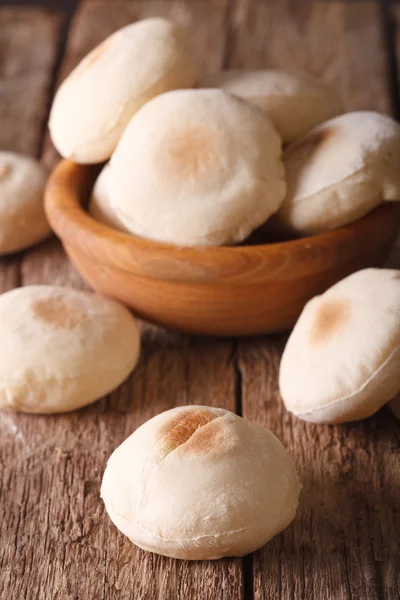 Recién horneado mkhamer pan marroquí de cerca. Vertical —  Fotos de Stock