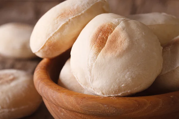 Battes de pain plat marocain macro dans un bol. horizontal — Photo