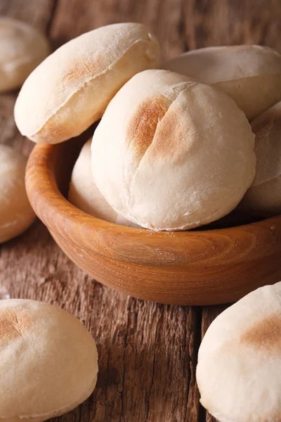 Marocký Flatbread batbout makro v dřevěné misce. vertikální — Stock fotografie