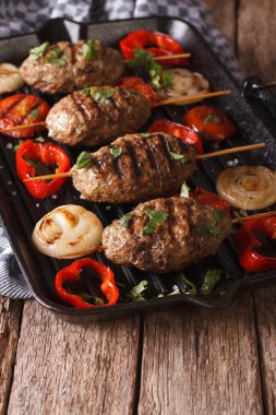 Izgara tavada ızgara sebze ile Arap kebap. Dikey