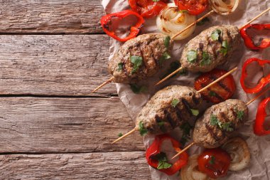 Sofrada ızgara sebzeli Türk kebabı. Yatay t