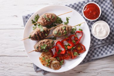 bir tabak ve sos üzerinde ızgara sebze ile kofta kebap. horizo
