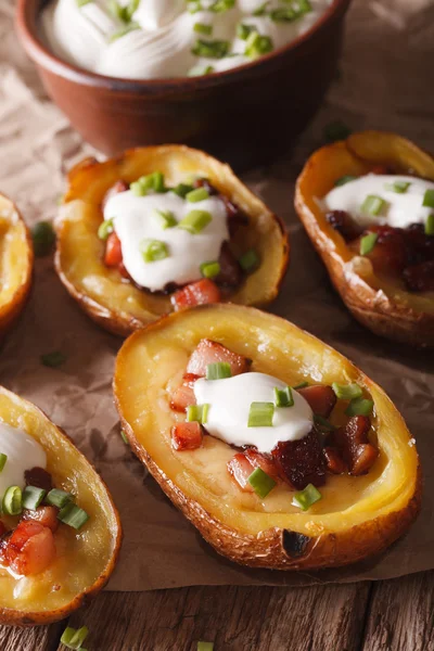 Patatas rellenas de queso, tocino y crema agria de cerca. Ver — Foto de Stock