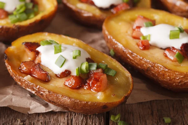 Stuffed potato skins with cheese and bacon close-up on the table — Stock Photo, Image