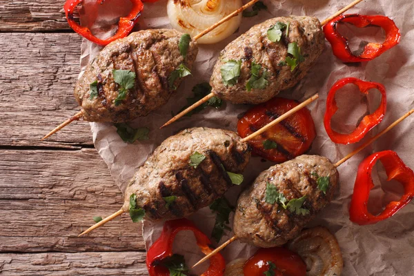 Kofta kebab a grillezett zöldségek közelről az asztalra. vízszintes mozgatás — Stock Fotó