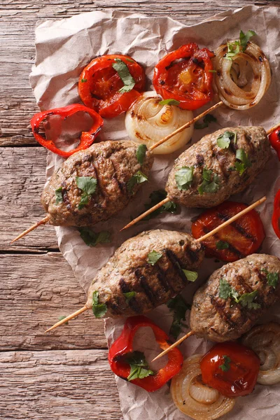 Kofta Kebab mit gegrilltem Gemüse in Großaufnahme auf dem Tisch. Verti — Stockfoto