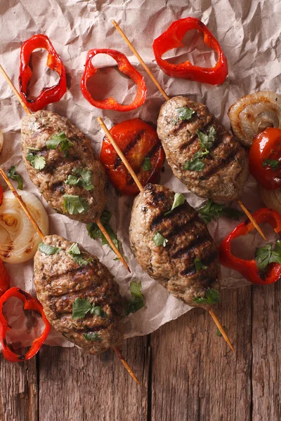 Turkish kebab with grilled vegetables close-up on the table. ver — Stock Photo, Image