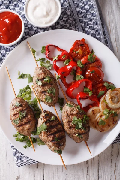 Kofta kebab s grilovanou zeleninou na talíři s omáčkou — Stock fotografie