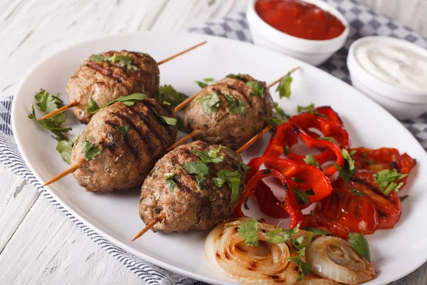 Kebab-Kofta s grilovanou zeleninou na talíři a omáčce blízko u — Stock fotografie