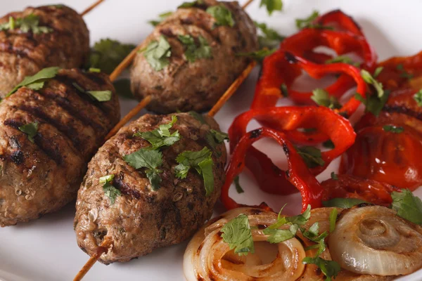 Török kofte kebab grillezett zöldségekkel közeli. Vízszintes — Stock Fotó