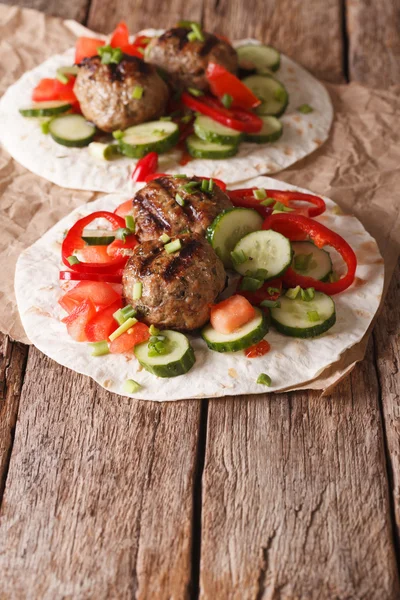 Bolas de carne grelhadas com legumes frescos em um pão plano perto u — Fotografia de Stock