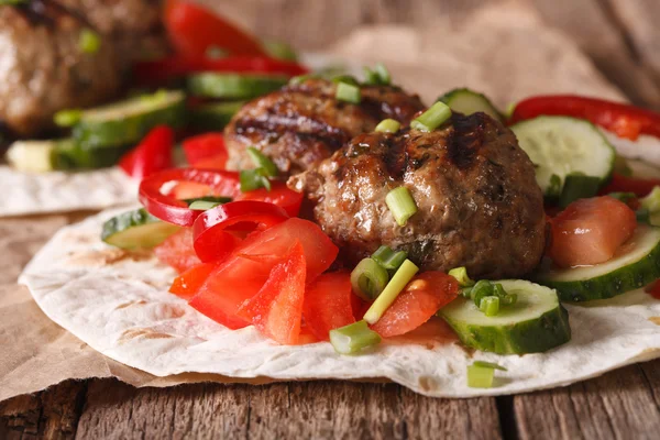 トルコのコフタと新鮮な野菜を平らなパンでクローズアップ。Ho — ストック写真