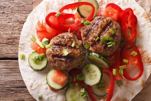 Meatballs with fresh vegetables and Flatbread close-up. Horizont — Stock Photo, Image