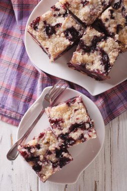 Berry Buckle bir tabakta yakın. Dikey üst görünüm