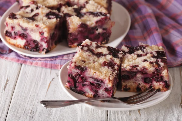 Böğürtlenli böğürtlenli turta, tabakta yakın çekim. Yatay