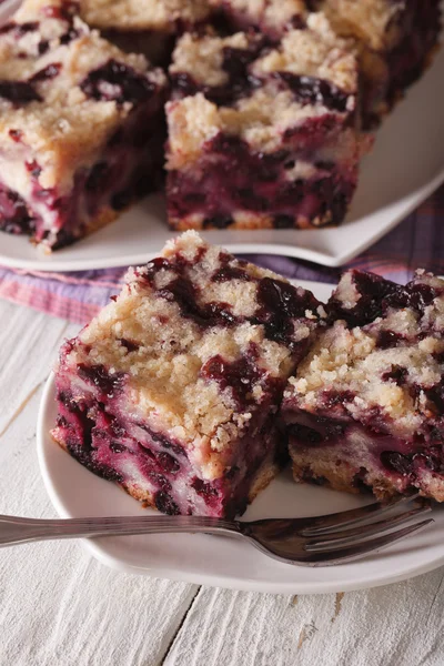 Berry Buckle bir tabakta yakın. Dikey