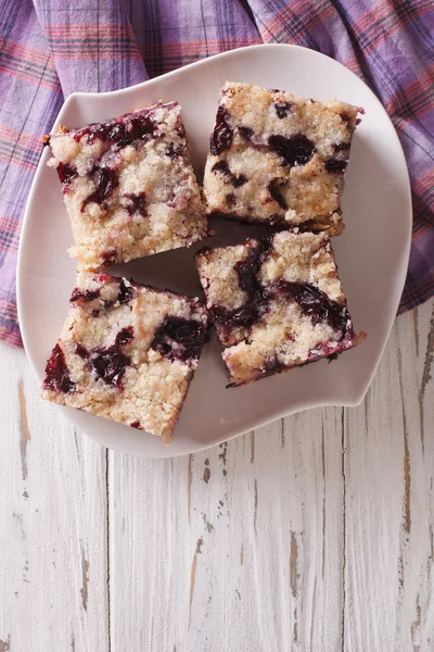 Böğürtlenli böğürtlenli turta, tabakta yakın çekim. dikey üst vie