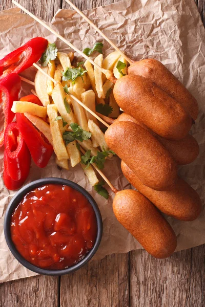 Majs hundar, pommes frites, peppar och ketchup närbild. vertikal t — Stockfoto