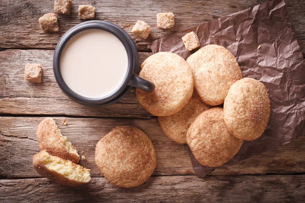 Amerikan Çerezler Snickerdoodle ve sütlü kahve. Yatay — Stok fotoğraf