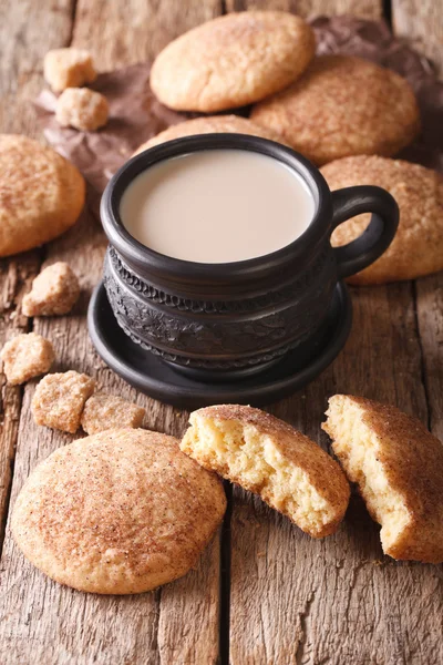 Вкусное печенье Snickerdoodle и молоко крупным планом на столе. Верт — стоковое фото