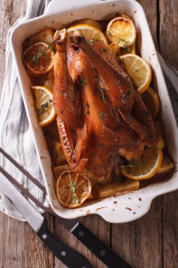 Pişmiş limonlu tavuk yemek pişirme içinde otlar ile kapatın. dikey