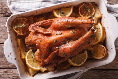 Ev yapımı Limonlu tavuk pişirme çanağı closeup içinde. Yatay üst 