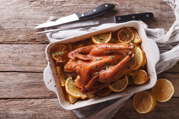 Frango limão com tomilho e batata em uma assadeira. horizontal — Fotografia de Stock