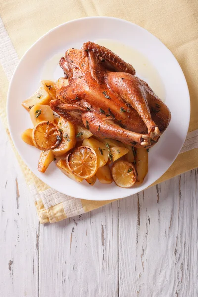Pollo al limón con guarnición de patata en un plato. vista superior vertical — Foto de Stock