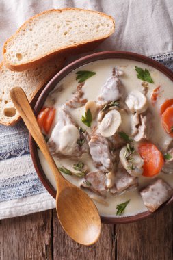 BLANQUETTE de veau bir kapta kapatın. Dikey Üstten Görünüm