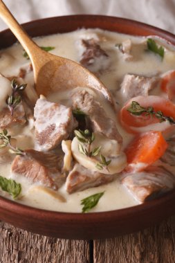 Blanquette de veau bir kapta kapatın. Dikey