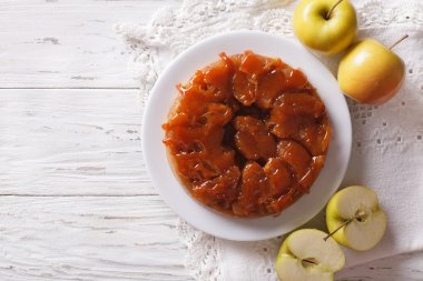 Tarte Tatin elma ve bir plaka üzerinde karamel ile. Yatay üst v