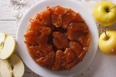 Elmalı turta Tarte Tatin karamel yakın çekim ile. Yatay Üstten Görünüm