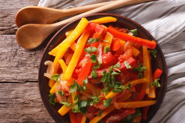 Piperade: biber domates ve soğan ile kapatın. Yatay 