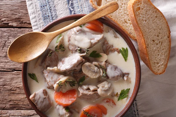 Blanquette de veau közelről egy tálba. vízszintes felülnézet — Stock Fotó