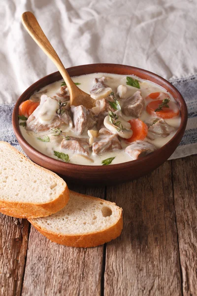 Rindfleisch mit Champignons in Rahmsoße in einer Schüssel. vertikal — Stockfoto