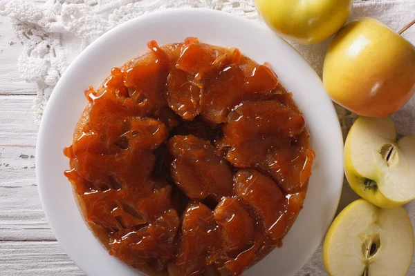 Tarte Tatin with apples and caramel close up. Horizontal top vie — Stock Photo, Image