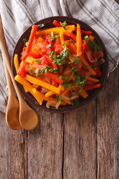 Los pimientos cocidos con tomates y cebollas se cierran. vertical superior v — Foto de Stock